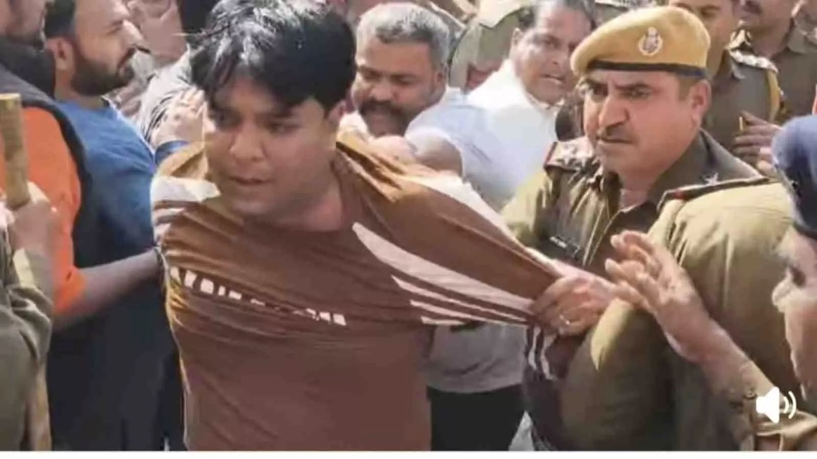 बारां के प्रताप चौक पर प्रदर्शनकारियों को हटाते पुलिसकर्मी और सुरक्षा बल का दृश्य। बारां के प्रताप चौक पर प्रदर्शनकारियों को हटाते पुलिसकर्मी और सुरक्षा बल का दृश्य।