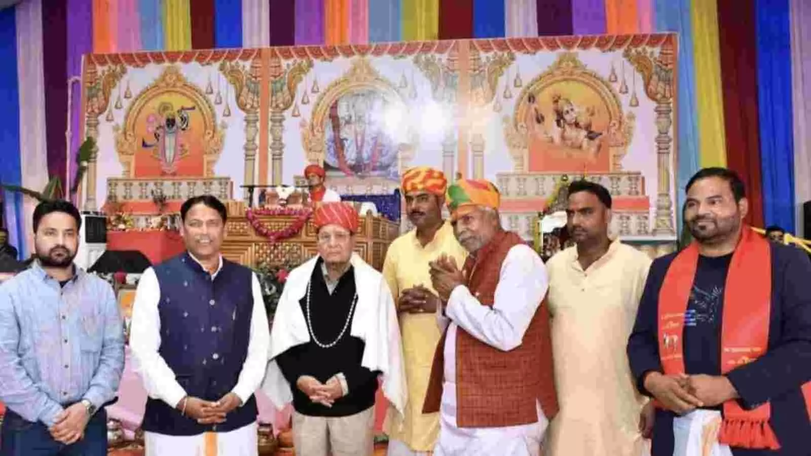 धतूरिया में आयोजित श्रीमद भागवत कथा के दौरान आरती करते श्रद्धालु और उपस्थित मुख्य अतिथि। धतूरिया में आयोजित श्रीमद भागवत कथा के दौरान आरती करते श्रद्धालु और उपस्थित मुख्य अतिथि।