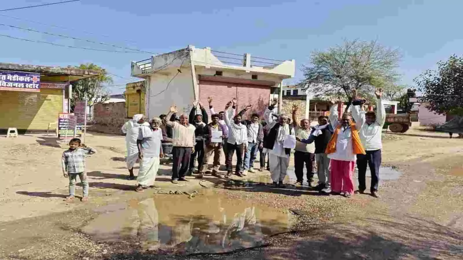 हिंडौन सिटी के कैलाश नगर में पंचायत प्रशासन के खिलाफ प्रदर्शन करते हुए स्थानीय नागरिक और ग्रामीण। हिंडौन सिटी के कैलाश नगर में पंचायत प्रशासन के खिलाफ प्रदर्शन करते हुए स्थानीय नागरिक और ग्रामीण।