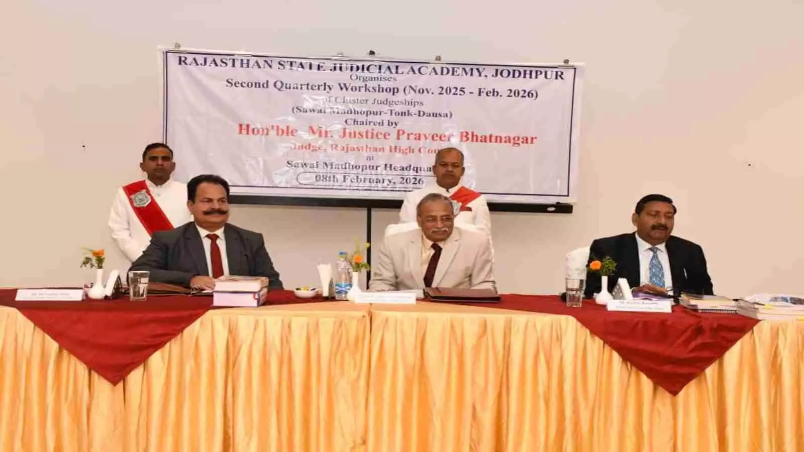 सवाई माधोपुर जिला मुख्यालय पर न्यायिक कार्यशाला के दौरान मंचासीन न्यायमूर्ति प्रवीर भटनागर और प्रतिभागी न्यायिक अधिकारीगण। सवाई माधोपुर जिला मुख्यालय पर न्यायिक कार्यशाला के दौरान मंचासीन न्यायमूर्ति प्रवीर भटनागर और प्रतिभागी न्यायिक अधिकारीगण।