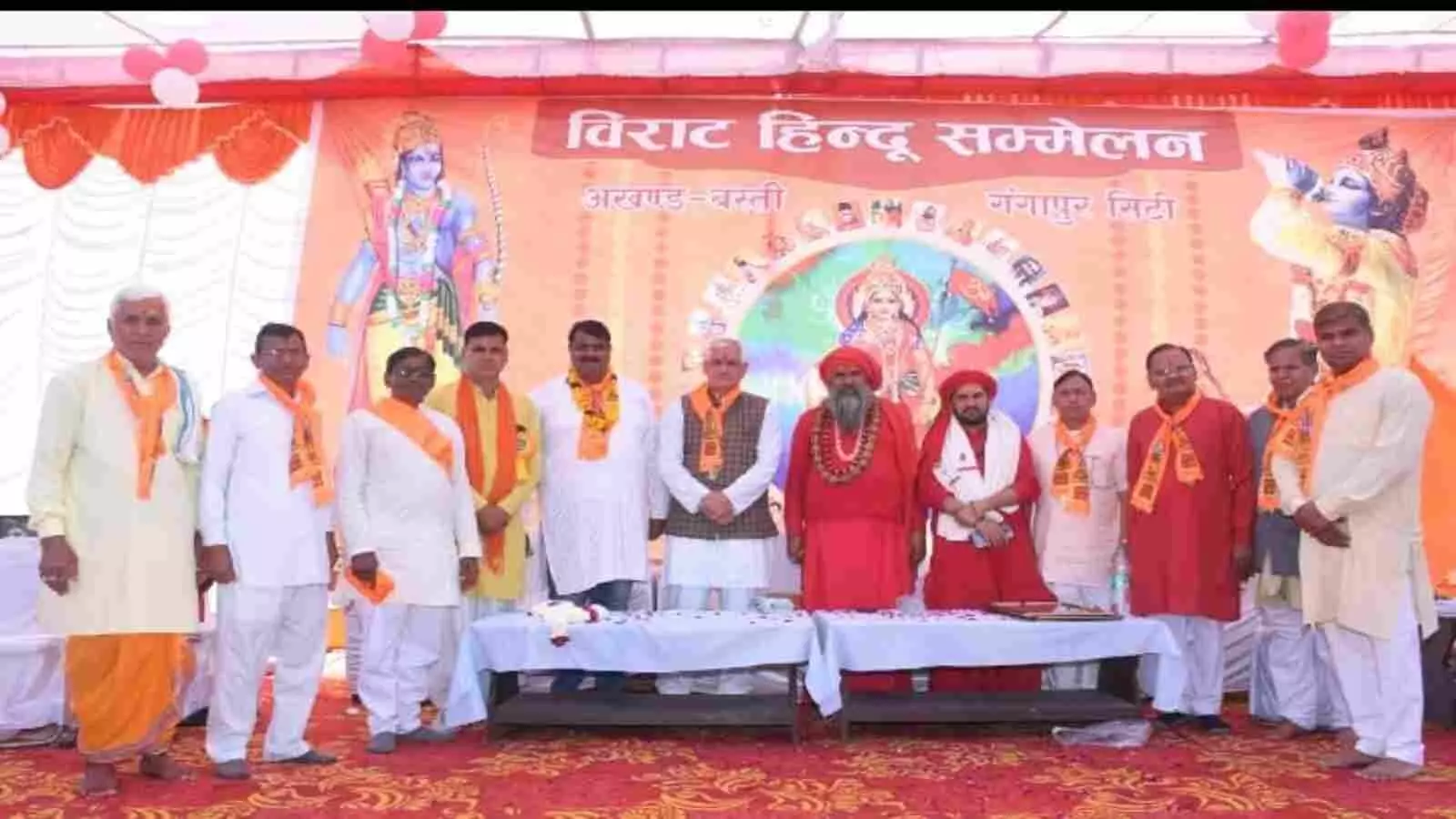 सैनिक नगर में कलश यात्रा निकालती महिलाएं और विराट हिंदू सम्मेलन के आयोजन का दृश्य। सैनिक नगर में कलश यात्रा निकालती महिलाएं और विराट हिंदू सम्मेलन के आयोजन का दृश्य।