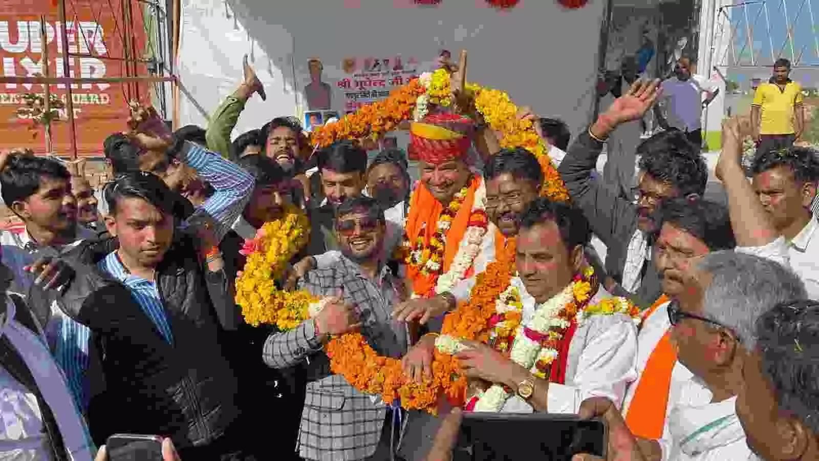 भाजपा कार्यकर्ता जयपुर बाईपास पर प्रदेश महामंत्री भूपेंद्र सैनी का स्वागत करते हुए। भाजपा कार्यकर्ता जयपुर बाईपास पर प्रदेश महामंत्री भूपेंद्र सैनी का स्वागत करते हुए।