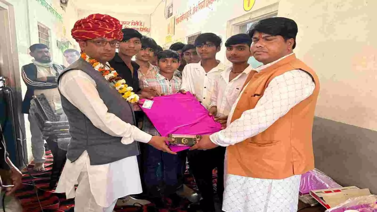 गंगापुर सिटी के विद्यालय कार्यक्रम में मंच पर छात्रों को संबोधित करते हुए नीटू सिंह धावाई। गंगापुर सिटी के विद्यालय कार्यक्रम में मंच पर छात्रों को संबोधित करते हुए नीटू सिंह धावाई।