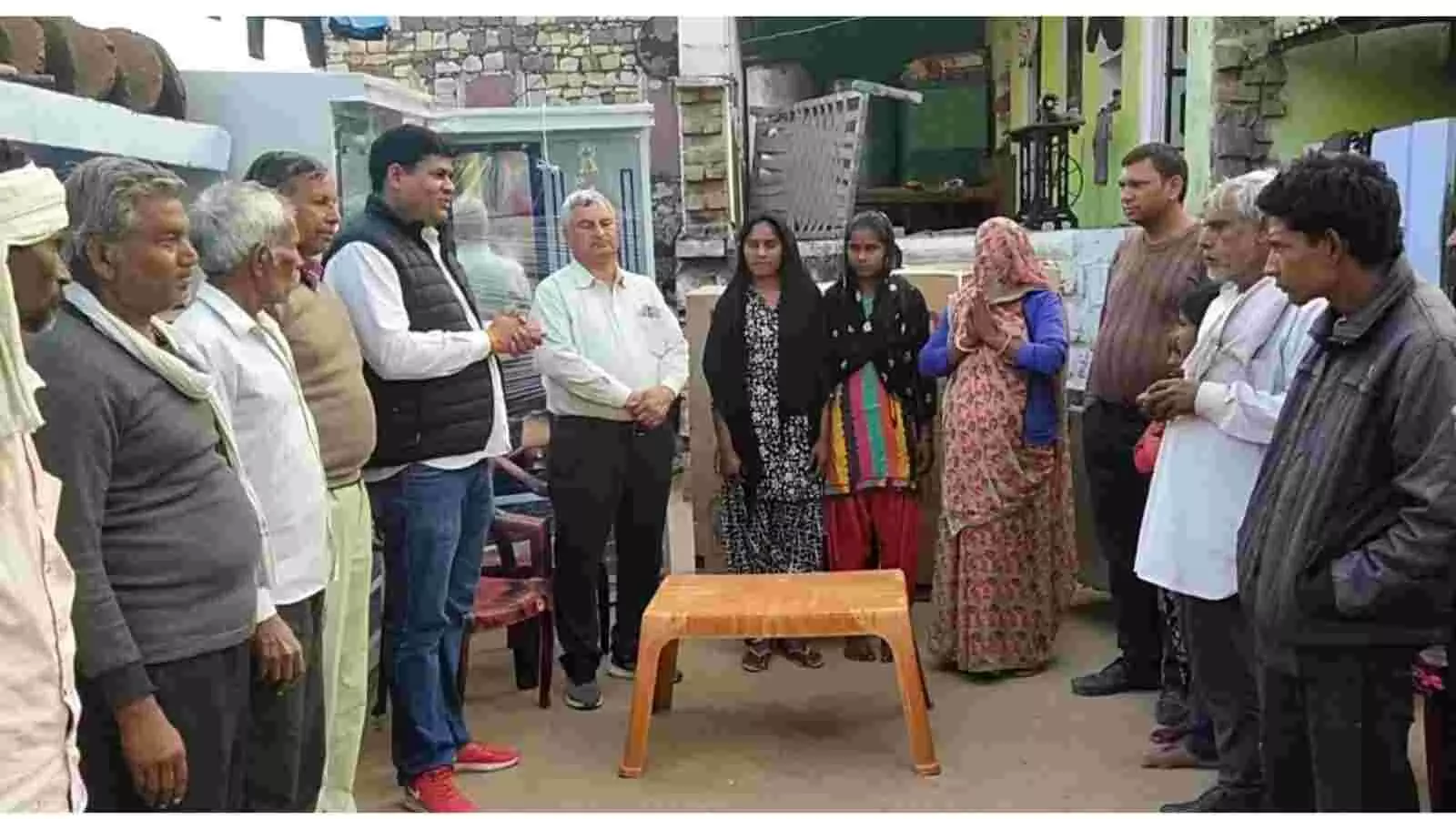 हुक्मीखेड़ा गांव में सर्व समाज सहायता टीम के सदस्य बेटियों की शादी के लिए घरेलू सामान भेंट कर रहे हैं। हुक्मीखेड़ा गांव में सर्व समाज सहायता टीम के सदस्य बेटियों की शादी के लिए घरेलू सामान भेंट कर रहे हैं।