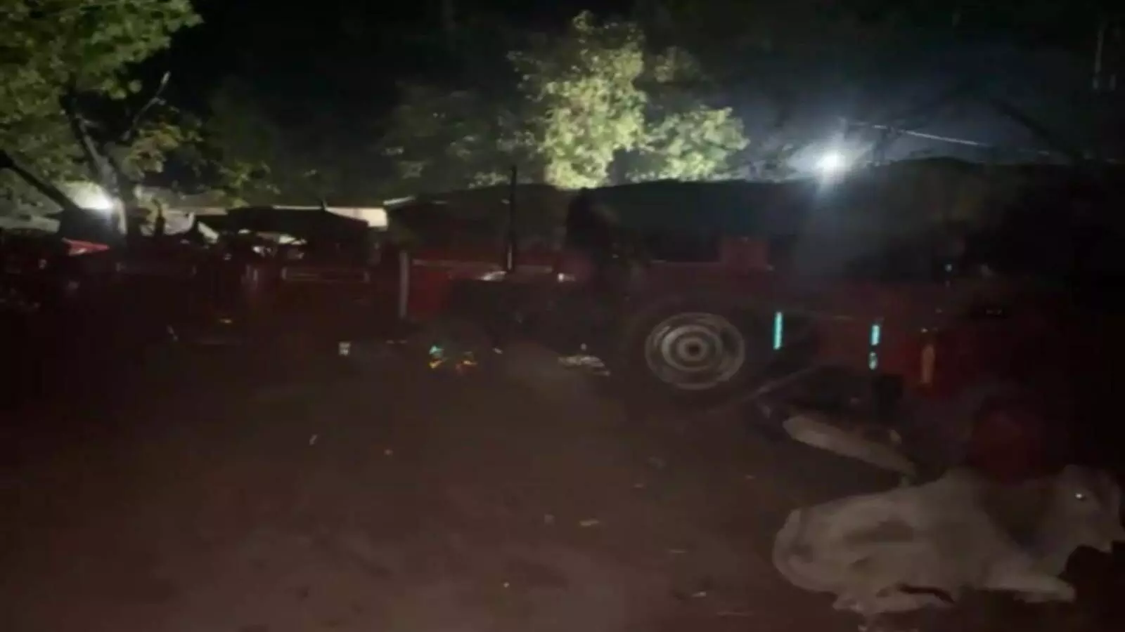 सवाई माधोपुर में पुलिस द्वारा जब्त किए गए अवैध बजरी से भरे ट्रैक्टर-ट्रॉली सूरवाल थाने के बाहर खड़े हैं। सवाई माधोपुर में पुलिस द्वारा जब्त किए गए अवैध बजरी से भरे ट्रैक्टर-ट्रॉली सूरवाल थाने के बाहर खड़े हैं।