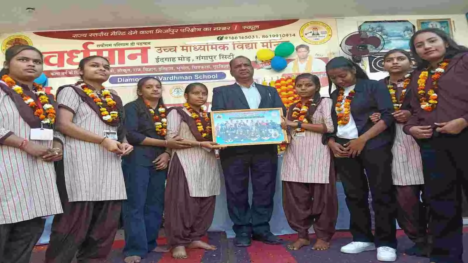 वर्धमान सीनियर सेकेंडरी स्कूल के प्रांगण में विदाई समारोह के दौरान उपस्थित शिक्षक और कक्षा 12 के छात्र-छात्राएं। वर्धमान सीनियर सेकेंडरी स्कूल के प्रांगण में विदाई समारोह के दौरान उपस्थित शिक्षक और कक्षा 12 के छात्र-छात्राएं।