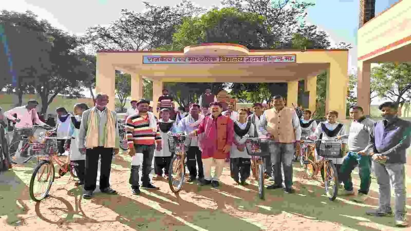 राजकीय उच्च माध्यमिक विद्यालय जटावती में साइकिल के साथ खड़ी कक्षा नवमी की छात्राएं और उपस्थित अतिथि। राजकीय उच्च माध्यमिक विद्यालय जटावती में साइकिल के साथ खड़ी कक्षा नवमी की छात्राएं और उपस्थित अतिथि।