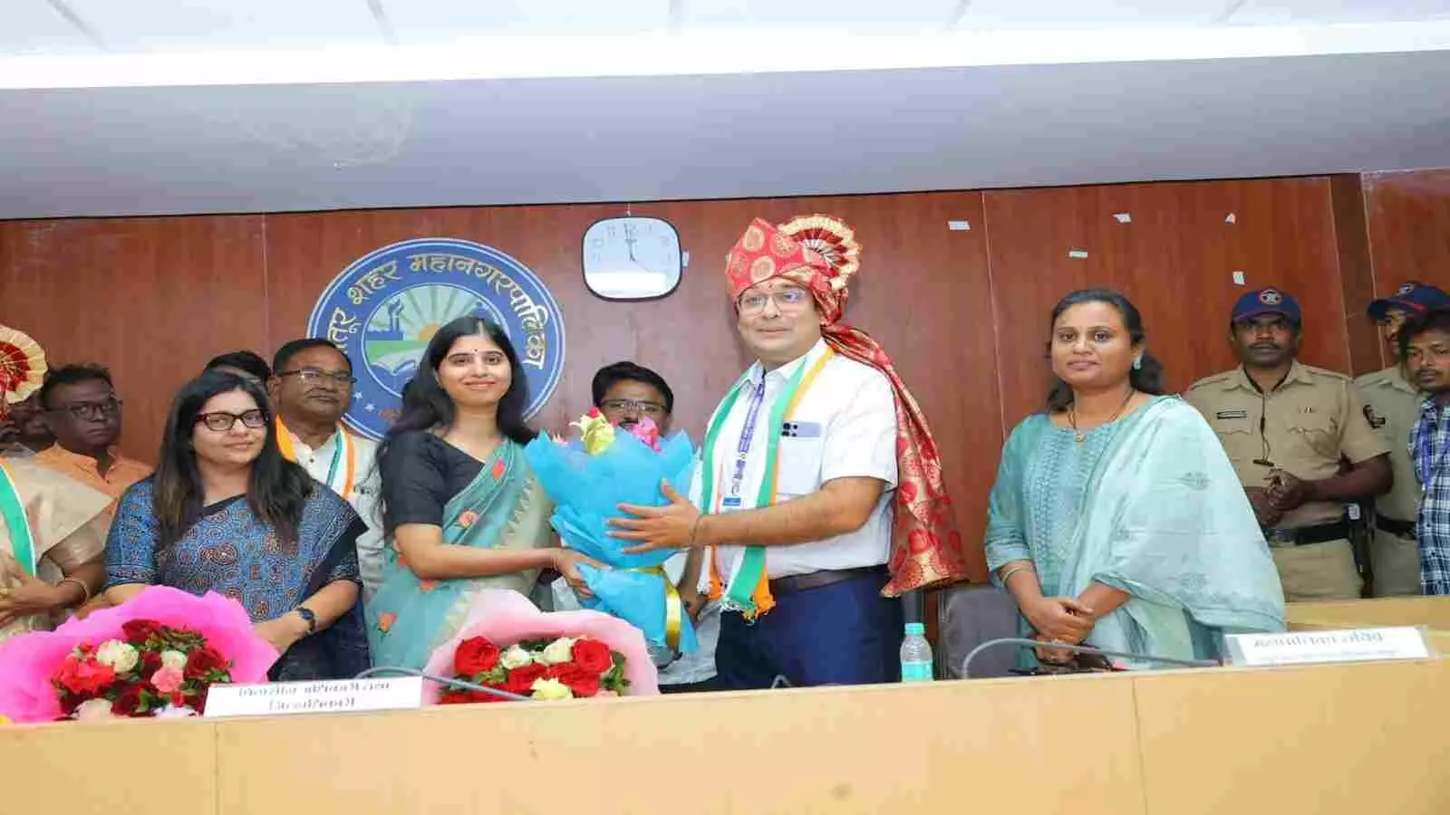 लातूर महानगरपालिका के नवनिर्वाचित महापौर और पदाधिकारियों की घोषणा के दौरान सभागार में उपस्थित अधिकारी और नगरसेवक। लातूर महानगरपालिका के नवनिर्वाचित महापौर और पदाधिकारियों की घोषणा के दौरान सभागार में उपस्थित अधिकारी और नगरसेवक।