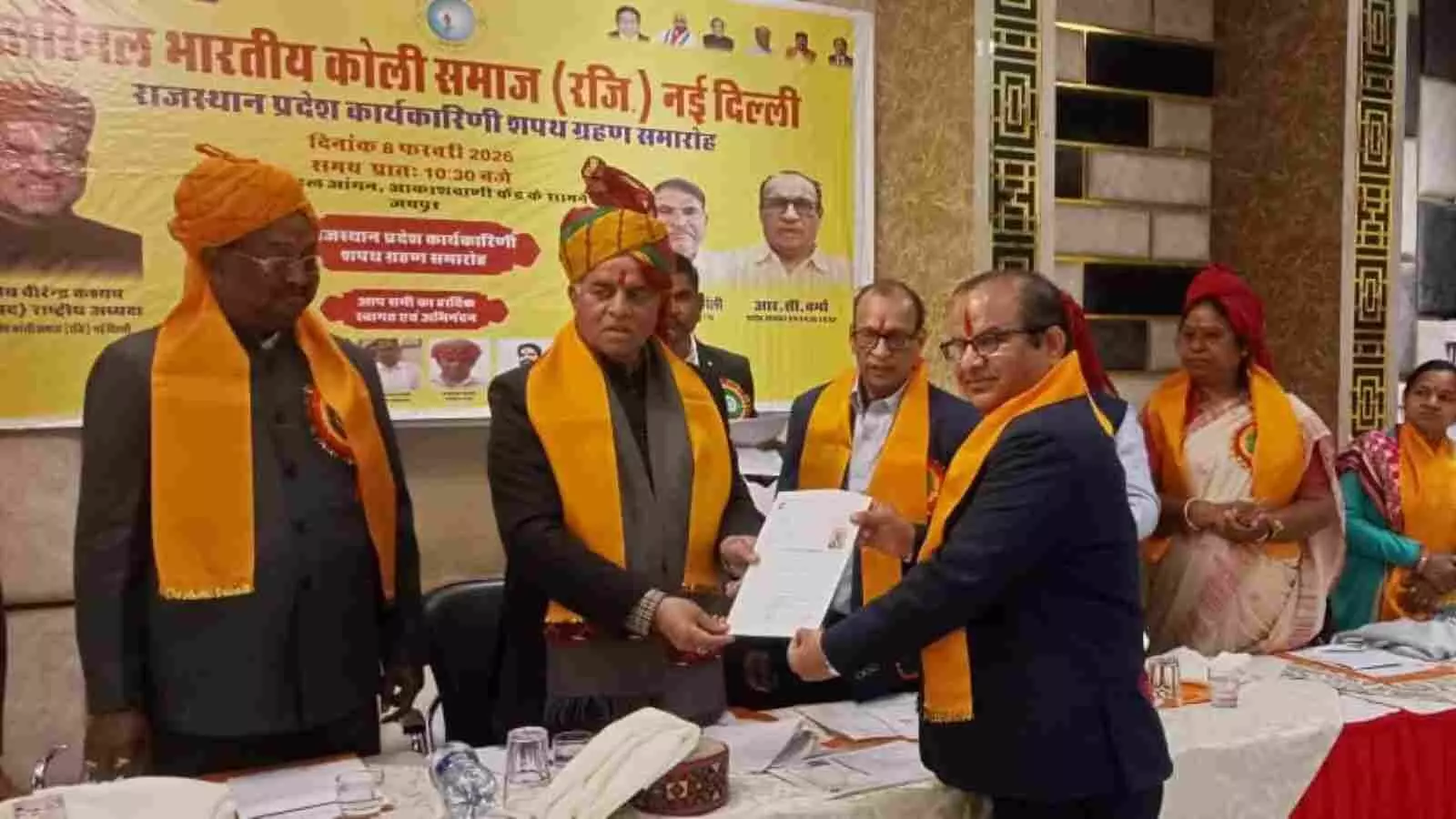जयपुर में अखिल भारतीय कोली समाज के कार्यक्रम में पदाधिकारी ओपी कोली को नियुक्ति पत्र प्रदान करते हुए। जयपुर में अखिल भारतीय कोली समाज के कार्यक्रम में पदाधिकारी ओपी कोली को नियुक्ति पत्र प्रदान करते हुए।