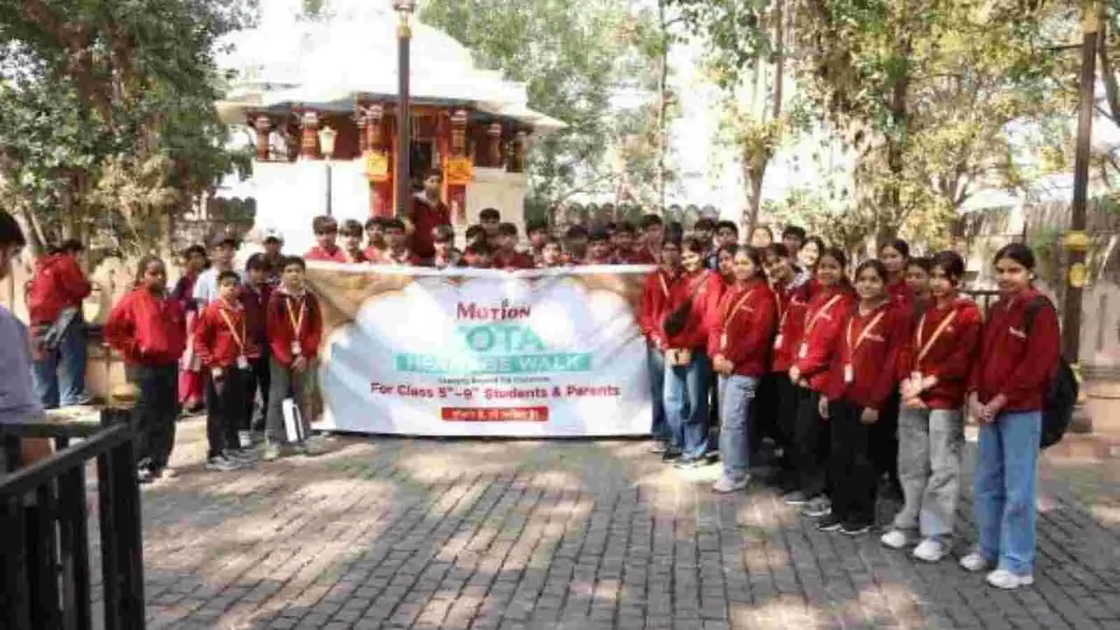 कोटा की गलियों में हेरिटेज वॉक के दौरान ऐतिहासिक स्थलों का भ्रमण करते स्कूली विद्यार्थी। कोटा की गलियों में हेरिटेज वॉक के दौरान ऐतिहासिक स्थलों का भ्रमण करते स्कूली विद्यार्थी।