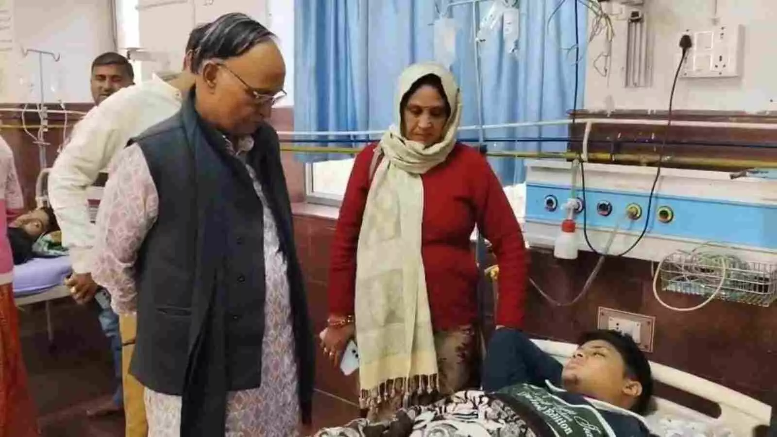 अस्पताल में भर्ती घायलों का हालचाल पूछते भाजपा प्रवक्ता पंकज मेहता की फाइल फोटो। अस्पताल में भर्ती घायलों का हालचाल पूछते भाजपा प्रवक्ता पंकज मेहता की फाइल फोटो।