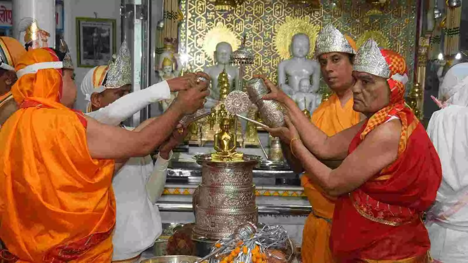 तलवंडी जैन मंदिर में भक्ताम्बर विधान के दौरान वेदी के समक्ष पूजा अर्चना करते श्रद्धालु और जैन समाज के लोग। तलवंडी जैन मंदिर में भक्ताम्बर विधान के दौरान वेदी के समक्ष पूजा अर्चना करते श्रद्धालु और जैन समाज के लोग।