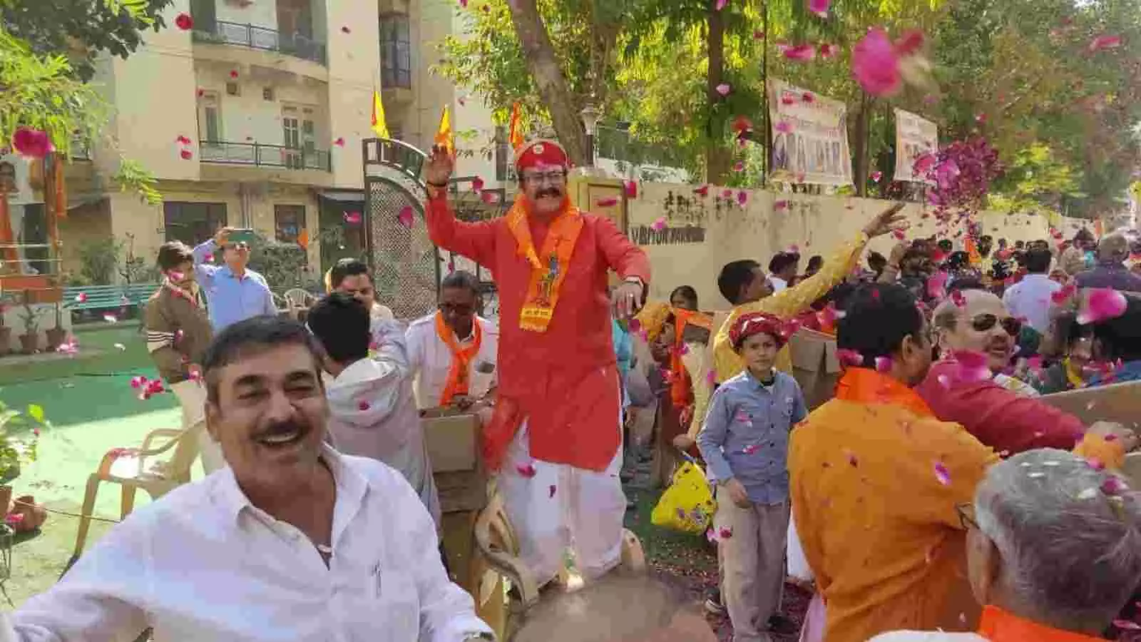 कोटा के इन्द्राविहार में हिन्दू सम्मेलन की शोभायात्रा के दौरान कलश यात्रा निकालती महिलाएं और झांकियां। कोटा के इन्द्राविहार में हिन्दू सम्मेलन की शोभायात्रा के दौरान कलश यात्रा निकालती महिलाएं और झांकियां।
