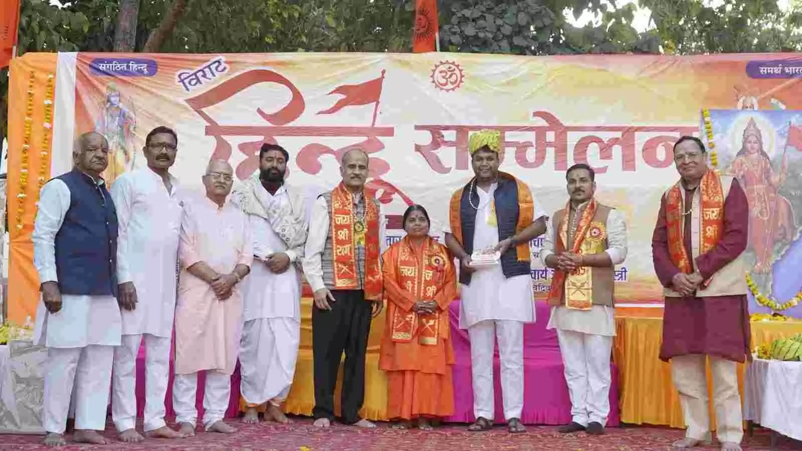 विज्ञान नगर कोटा में आयोजित हिंदू सम्मेलन के दौरान मंच पर दीप प्रज्वलन करते मुख्य अतिथि और साध्वी।