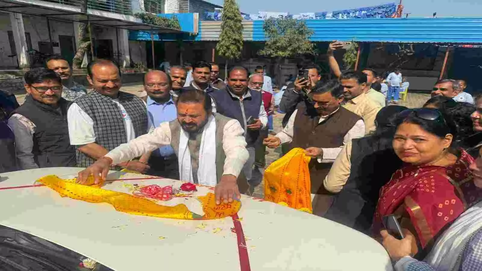 कोटा में विधायक संदीप शर्मा अपना घर आश्रम के लिए नई एम्बुलेंस का उद्घाटन करते हुए।