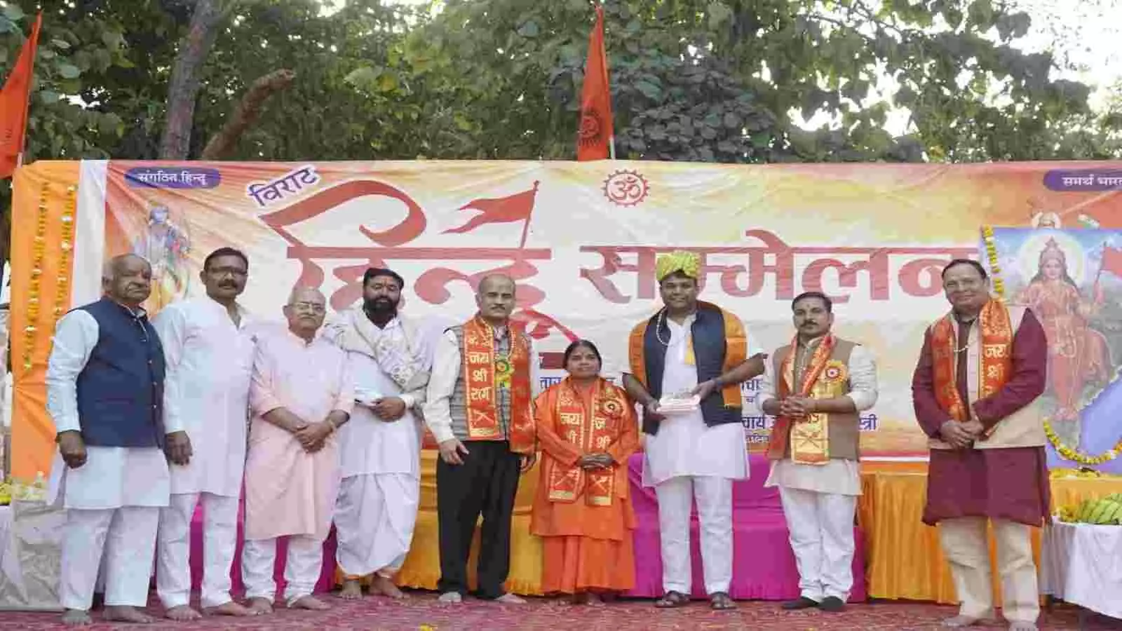 कानपुर क्रिकेट एसोसिएशन की बैठक में पदाधिकारी नए सत्र की खेल नीति और चयन प्रक्रिया पर चर्चा कर रहे हैं।