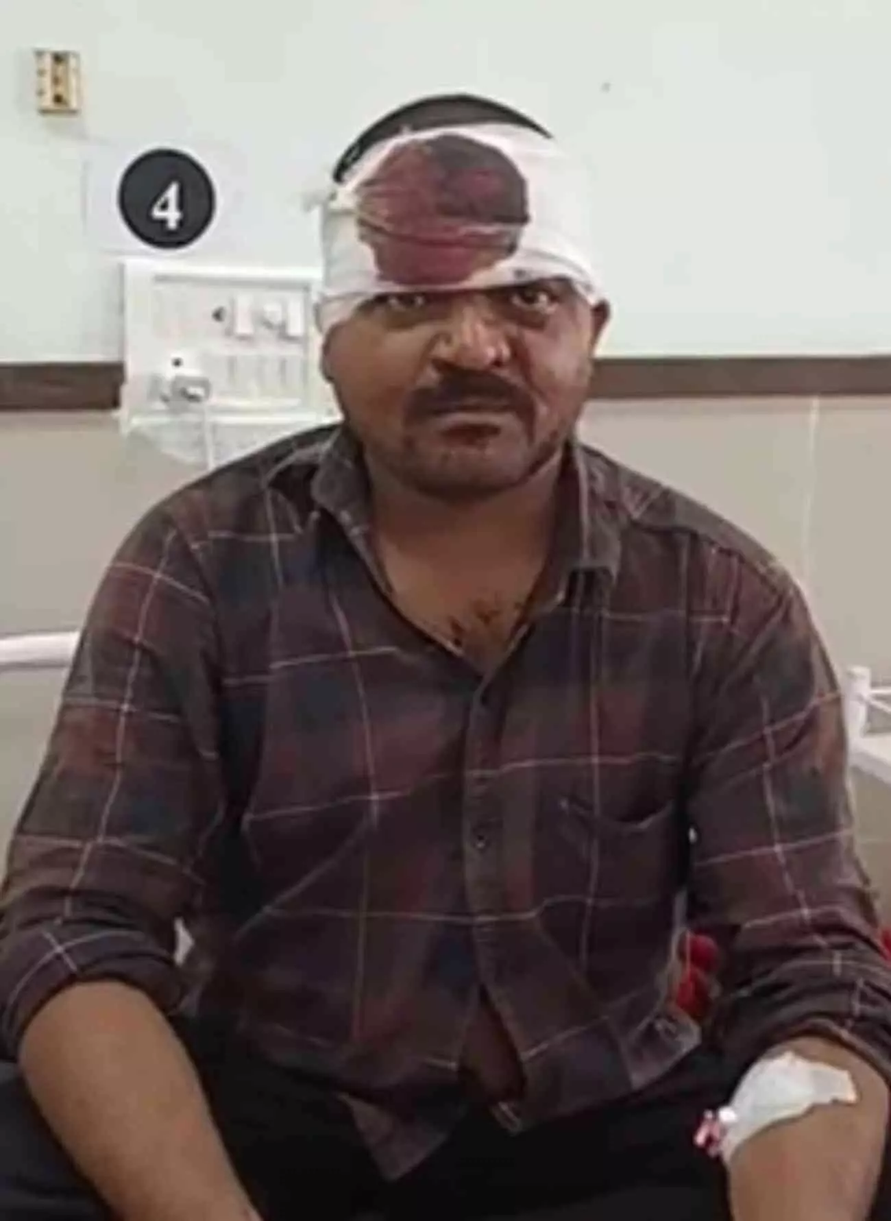 डूंगरपुर में नेशनल हाईवे पर लूट की वारदात के बाद पुलिस टीम घटनास्थल पर जांच करती हुई।
