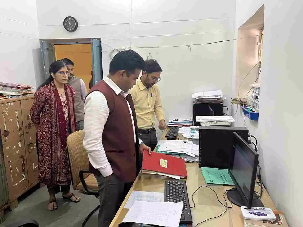 रावतभाटा उपखण्ड कार्यालय में विभिन्न शाखाओं का निरीक्षण करते जिला कलक्टर आलोक रंजन और अधिकारी। रावतभाटा उपखण्ड कार्यालय में विभिन्न शाखाओं का निरीक्षण करते जिला कलक्टर आलोक रंजन और अधिकारी।