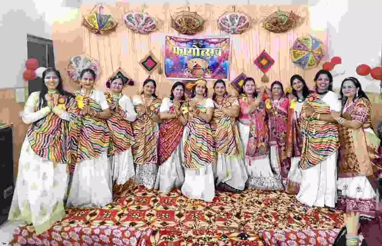 चित्तौड़गढ़ में अग्रवाल महिला समिति की महिलाएं फागोत्सव कार्यक्रम के दौरान सांस्कृतिक प्रस्तुति दे रही हैं। चित्तौड़गढ़ में अग्रवाल महिला समिति की महिलाएं फागोत्सव कार्यक्रम के दौरान सांस्कृतिक प्रस्तुति दे रही हैं।