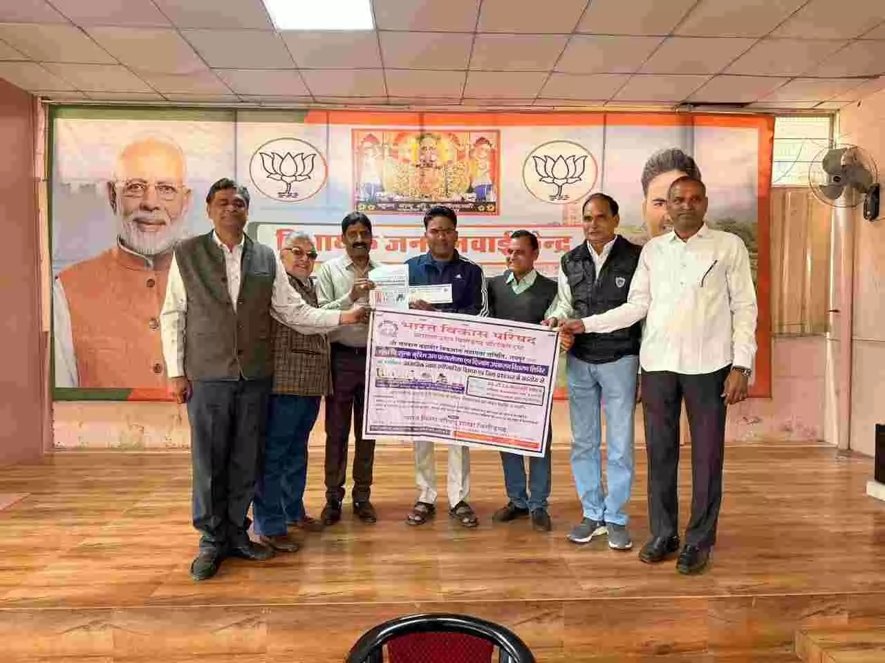चित्तौड़गढ़ में विधायक चंद्रभान सिंह आक्या और भारत विकास परिषद सदस्य कृत्रिम अंग शिविर पोस्टर का विमोचन करते हुए। चित्तौड़गढ़ में विधायक चंद्रभान सिंह आक्या और भारत विकास परिषद सदस्य कृत्रिम अंग शिविर पोस्टर का विमोचन करते हुए।