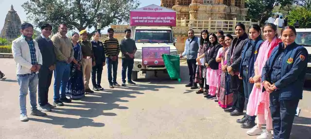 चित्तौड़गढ़ दुर्ग के विजय स्तंभ पर अधिकारियों द्वारा बाल विवाह मुक्ति रथ यात्रा को हरी झंडी दिखाने का दृश्य। चित्तौड़गढ़ दुर्ग के विजय स्तंभ पर अधिकारियों द्वारा बाल विवाह मुक्ति रथ यात्रा को हरी झंडी दिखाने का दृश्य।