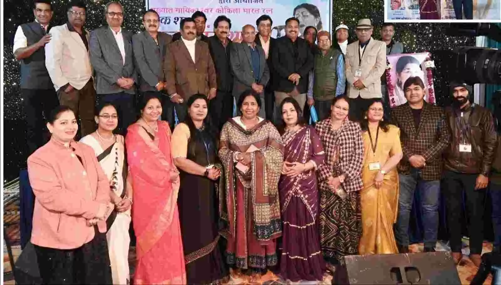 चित्तौड़गढ़ के रतन बाग में लता मंगेशकर श्रद्धांजलि कार्यक्रम के दौरान दीप प्रज्वलित करते अतिथि और कलाकार। चित्तौड़गढ़ के रतन बाग में लता मंगेशकर श्रद्धांजलि कार्यक्रम के दौरान दीप प्रज्वलित करते अतिथि और कलाकार।