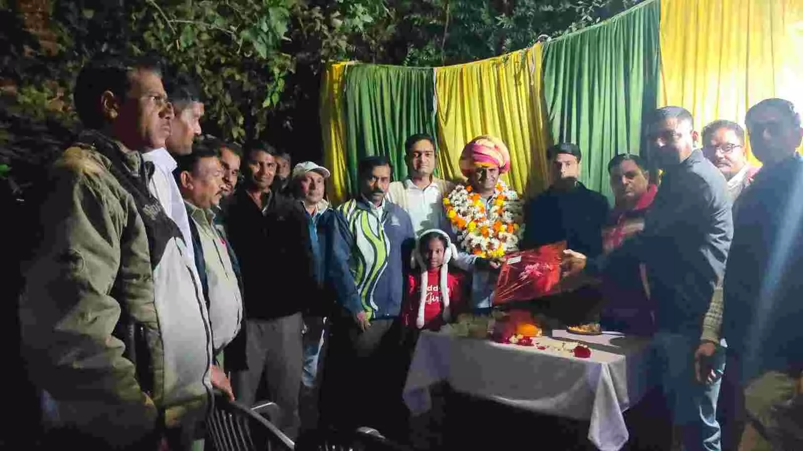 मावली जंक्शन के जय अम्बे मन्दिर के पास रेलवे यूनियन द्वारा आयोजित विदाई समारोह में उपस्थित रेल कर्मचारी और अतिथि। मावली जंक्शन के जय अम्बे मन्दिर के पास रेलवे यूनियन द्वारा आयोजित विदाई समारोह में उपस्थित रेल कर्मचारी और अतिथि।