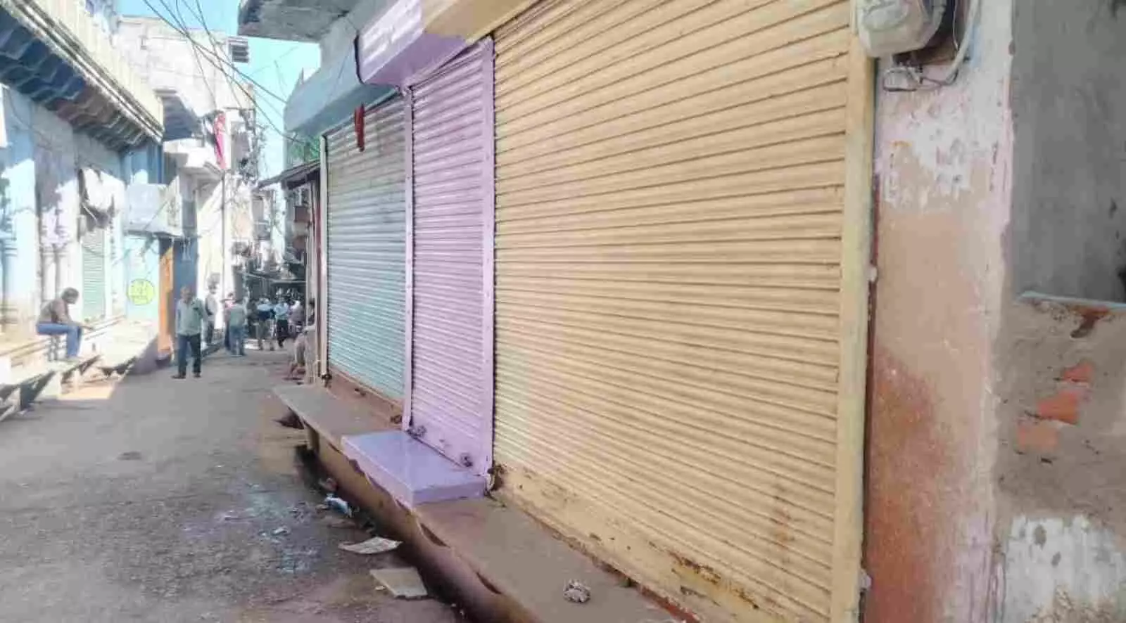 भुसावर के मुख्य बाजार में यूजीसी कानून का विरोध करते सवर्ण समाज के प्रदर्शनकारी और तैनात पुलिस बल। भुसावर के मुख्य बाजार में यूजीसी कानून का विरोध करते सवर्ण समाज के प्रदर्शनकारी और तैनात पुलिस बल।