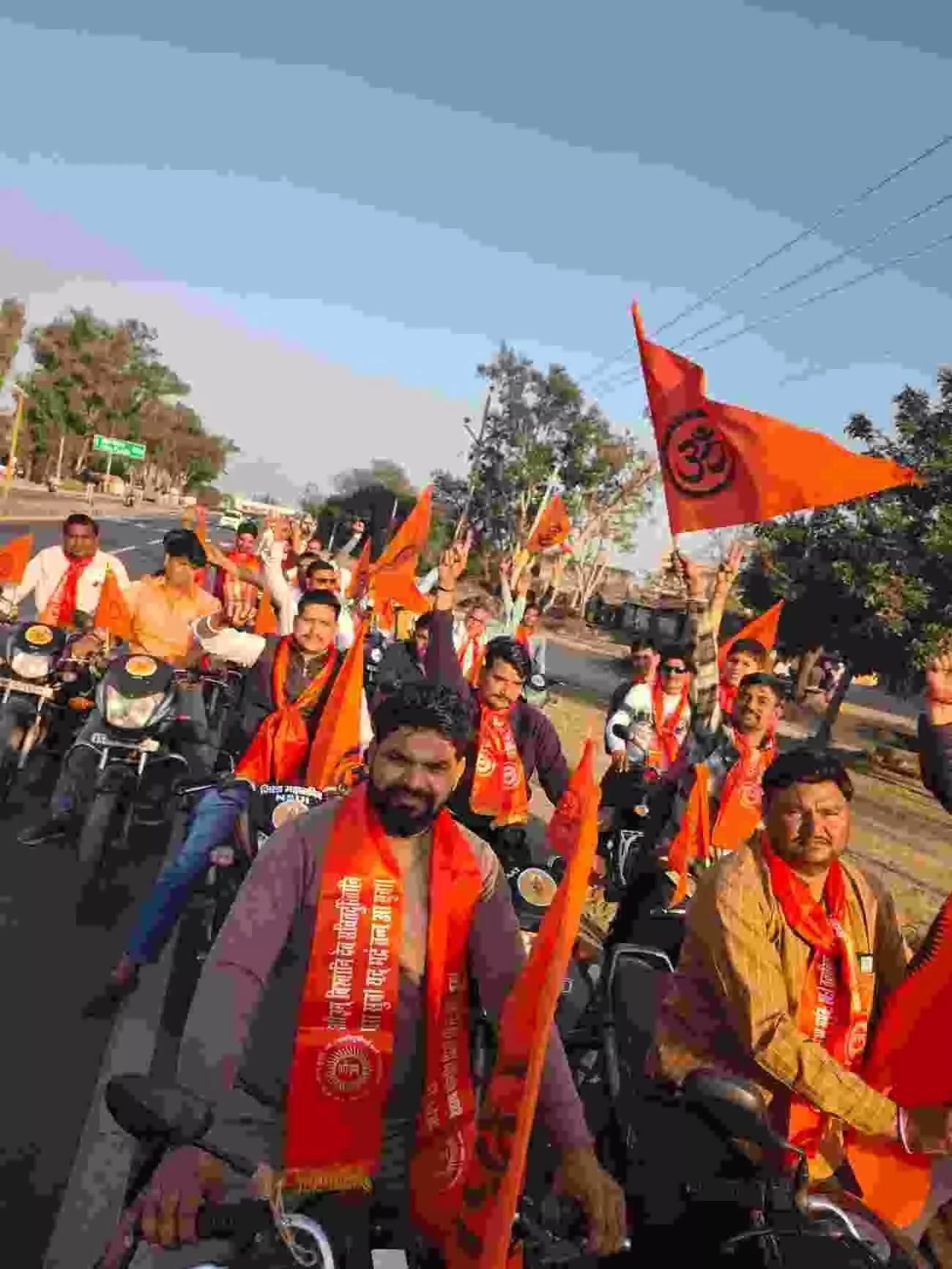 छौंकरवाड़ा कलां में बाइक रैली के दौरान हाथों में झंडा और बैनर लिए हुए लोग। छौंकरवाड़ा कलां में बाइक रैली के दौरान हाथों में झंडा और बैनर लिए हुए लोग।
