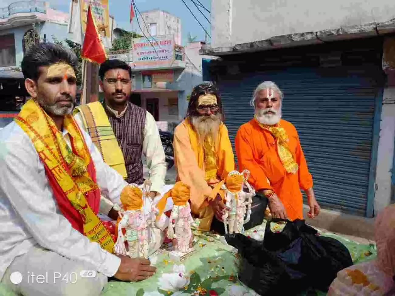 भुसावर के मुख्य बाजार में सिर पर कलश रखकर चलती महिलाएं और राधा कृष्ण मंदिर की कलश यात्रा। भुसावर के मुख्य बाजार में सिर पर कलश रखकर चलती महिलाएं और राधा कृष्ण मंदिर की कलश यात्रा।