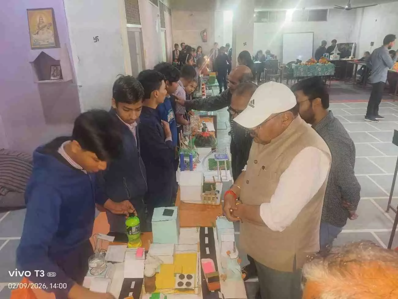 बयाना के विद्यालय में विज्ञान मेले के दौरान छात्रों द्वारा बनाए गए विभिन्न मॉडलों की प्रदर्शनी। बयाना के विद्यालय में विज्ञान मेले के दौरान छात्रों द्वारा बनाए गए विभिन्न मॉडलों की प्रदर्शनी।
