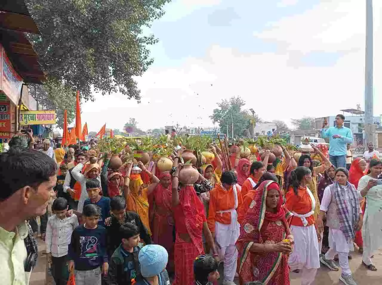 भुसावर के छौंकरवाड़ा कलां में विराट हिंदू सम्मेलन के दौरान कलश यात्रा निकालती महिलाओं का समूह। भुसावर के छौंकरवाड़ा कलां में विराट हिंदू सम्मेलन के दौरान कलश यात्रा निकालती महिलाओं का समूह।