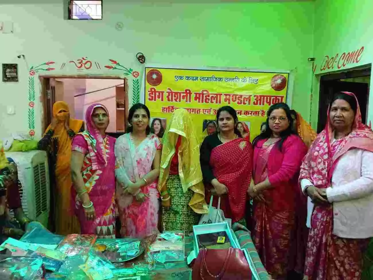 दिदावली गांव में रोशनी महिला मंडल की सदस्य निर्धन कन्या को कन्यादान स्वरूप घरेलू बर्तन और उपहार भेंट कर रही हैं। दिदावली गांव में रोशनी महिला मंडल की सदस्य निर्धन कन्या को कन्यादान स्वरूप घरेलू बर्तन और उपहार भेंट कर रही हैं।