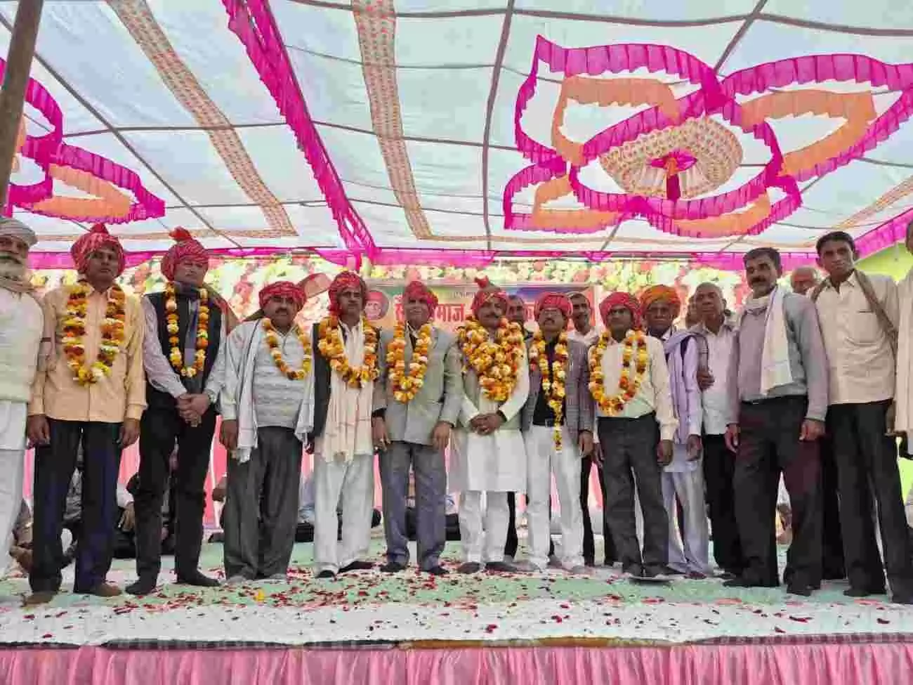 भुसावर में यदुवंशी सैनी समाज की बैठक के दौरान नई कार्यकारिणी समिति के सदस्य और गणमान्य लोग। भुसावर में यदुवंशी सैनी समाज की बैठक के दौरान नई कार्यकारिणी समिति के सदस्य और गणमान्य लोग।