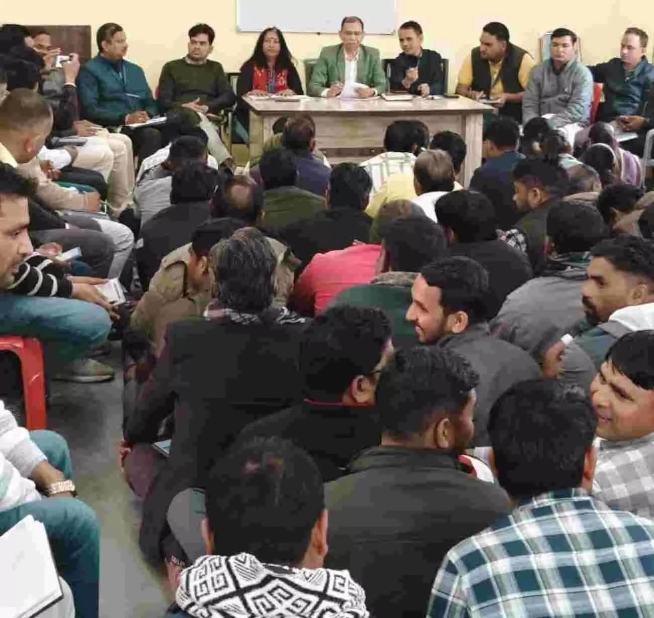 डीग में पशुपालन विभाग की समीक्षा बैठक में अधिकारियों को निर्देश देते डॉ. खुशी राम मीणा। डीग में पशुपालन विभाग की समीक्षा बैठक में अधिकारियों को निर्देश देते डॉ. खुशी राम मीणा।