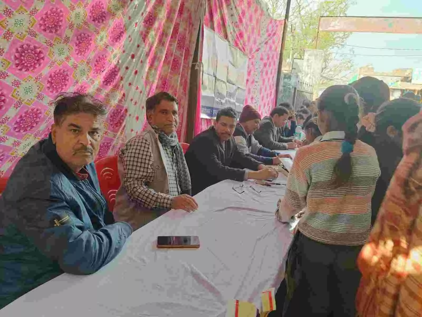 सामुदायिक स्वास्थ्य केंद्र खोह में आरबीएसके टीम द्वारा बच्चों का स्वास्थ्य परीक्षण किया जा रहा है। सामुदायिक स्वास्थ्य केंद्र खोह में आरबीएसके टीम द्वारा बच्चों का स्वास्थ्य परीक्षण किया जा रहा है।