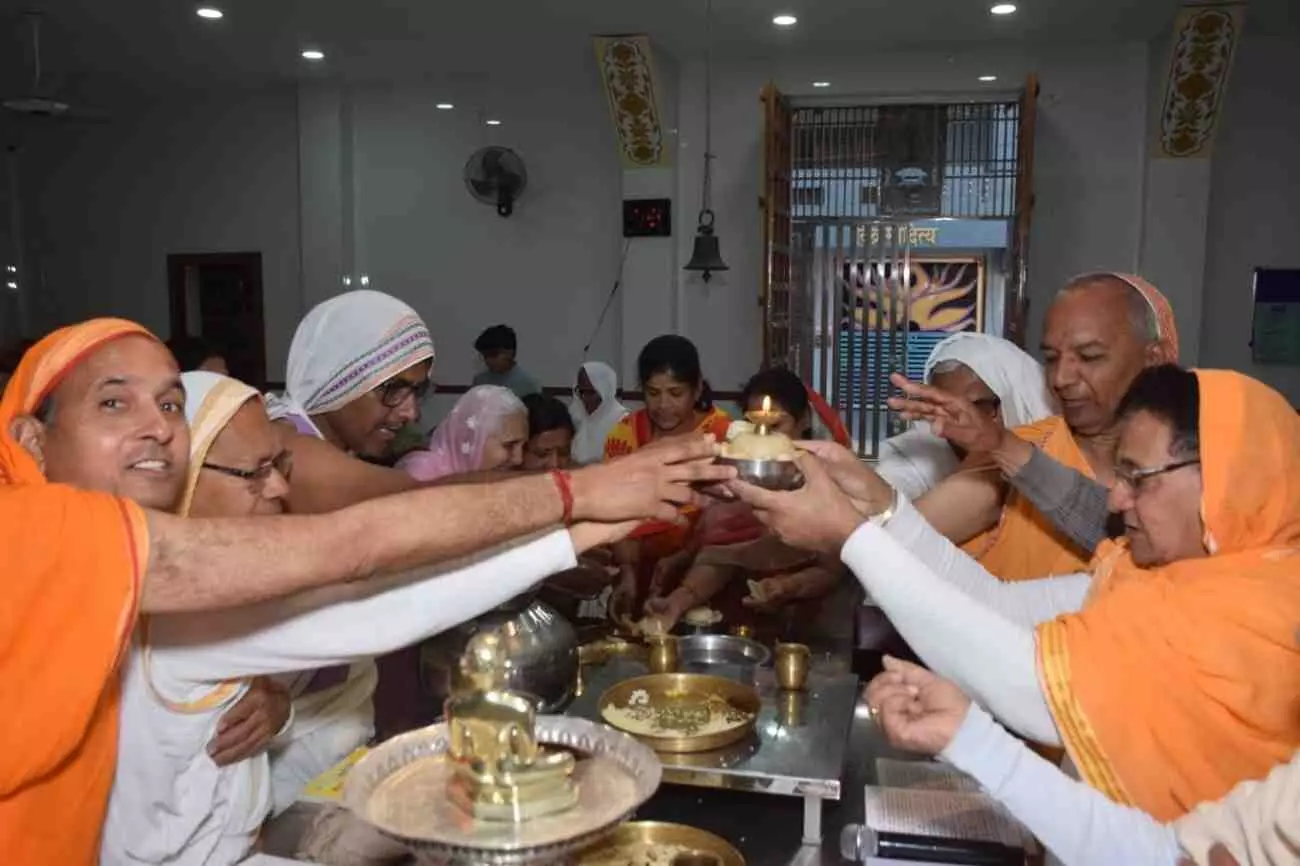 सरावगी गली निम्बाहेड़ा के आदिनाथ मंदिर में आर्यिका संघ के सानिध्य में धार्मिक अनुष्ठान करते श्रद्धालु। सरावगी गली निम्बाहेड़ा के आदिनाथ मंदिर में आर्यिका संघ के सानिध्य में धार्मिक अनुष्ठान करते श्रद्धालु।