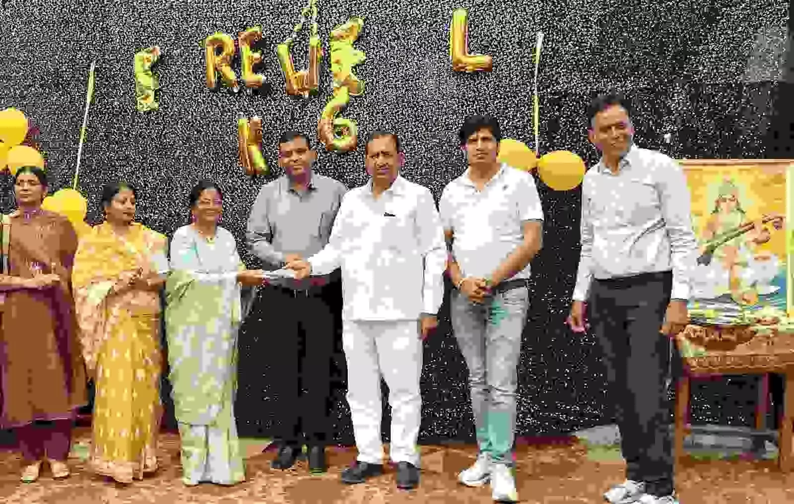 निम्बाहेड़ा के सरकारी स्कूल में वार्षिकोत्सव के दौरान मंचासीन अतिथि और उपस्थित छात्राएं निम्बाहेड़ा के सरकारी स्कूल में वार्षिकोत्सव के दौरान मंचासीन अतिथि और उपस्थित छात्राएं