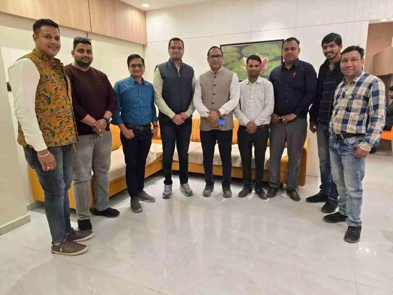 भीलवाड़ा में लोकसभा सांसद कार्यालय पर वैश्य फेडरेशन की बैठक में चर्चा करते पदाधिकारी और युवा सदस्य।