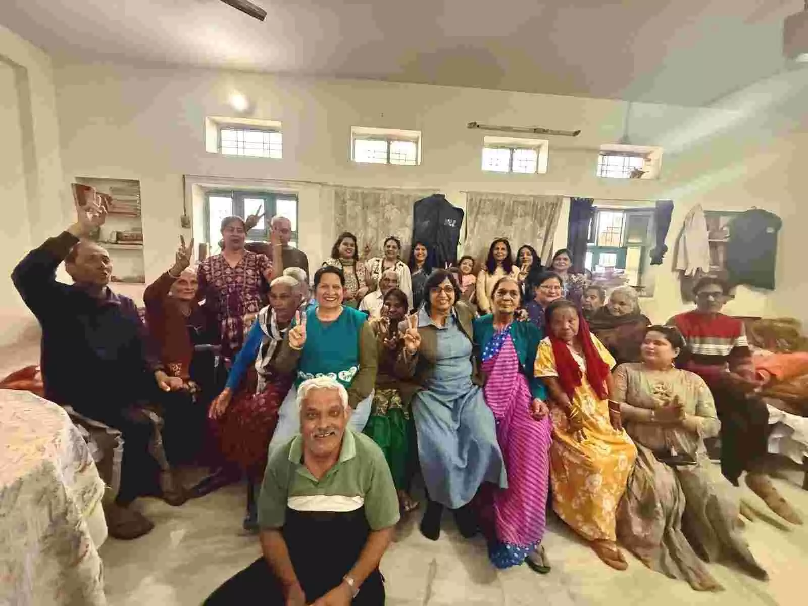 अपना घर वृद्धाश्रम में ड्रीम अचीवर्स संस्था के सदस्य बुजुर्गों के साथ भोजन साझा करते हुए। अपना घर वृद्धाश्रम में ड्रीम अचीवर्स संस्था के सदस्य बुजुर्गों के साथ भोजन साझा करते हुए।