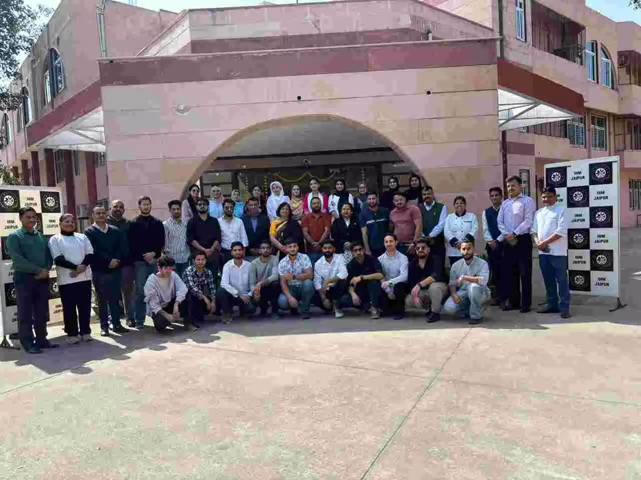 होटल प्रबंध संस्थान जयपुर की प्रयोगशाला में शैक्षणिक भ्रमण के दौरान जानकारी प्राप्त करते कश्मीरी विद्यार्थी। होटल प्रबंध संस्थान जयपुर की प्रयोगशाला में शैक्षणिक भ्रमण के दौरान जानकारी प्राप्त करते कश्मीरी विद्यार्थी।