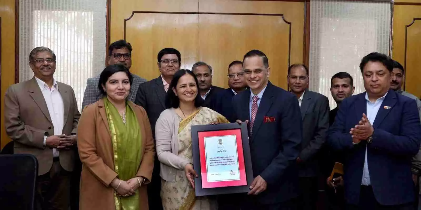 जयपुर के शासन सचिवालय में मुख्य सचिव द्वारा कृषि विभाग को नमो ड्रोन दीदी झांकी के लिए प्रथम पुरस्कार देते हुए दृश्य। जयपुर के शासन सचिवालय में मुख्य सचिव द्वारा कृषि विभाग को नमो ड्रोन दीदी झांकी के लिए प्रथम पुरस्कार देते हुए दृश्य।