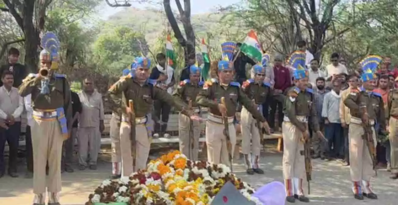 भीम में शहीद CRPF जवान नंदकिशोर प्रजापत की तिरंगा यात्रा और अंतिम संस्कार का दृश्य। भीम में शहीद CRPF जवान नंदकिशोर प्रजापत की तिरंगा यात्रा और अंतिम संस्कार का दृश्य।