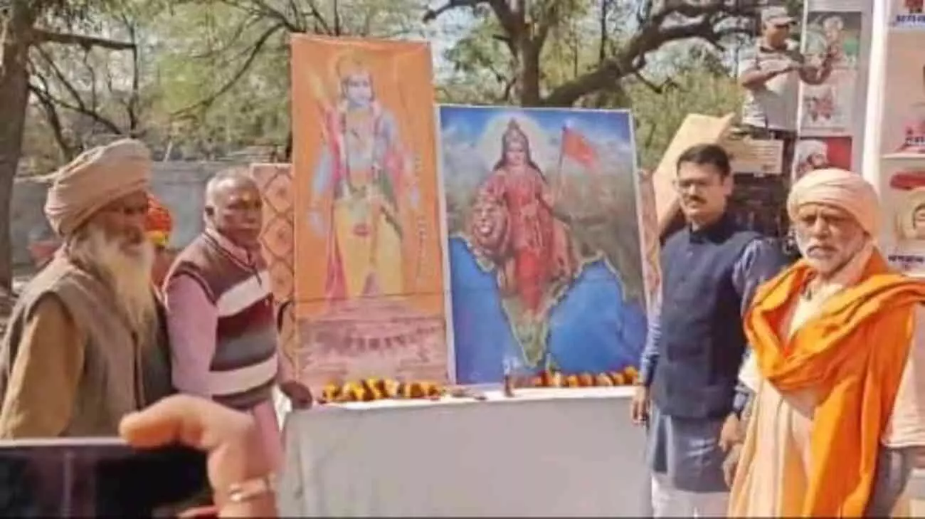 जनूथर के भूतेश्वर मंदिर मार्ग पर विराट हिन्दू सम्मेलन की शोभायात्रा में शामिल लोग और भव्य स्वागत का दृश्य। जनूथर के भूतेश्वर मंदिर मार्ग पर विराट हिन्दू सम्मेलन की शोभायात्रा में शामिल लोग और भव्य स्वागत का दृश्य।