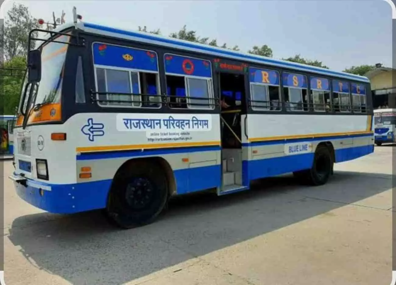 भुसावर में रोडवेज बस सेवा शुरू करने की मांग हेतु ज्ञापन देते पूर्व सरपंच सतीश पांडे और ग्रामीण। भुसावर में रोडवेज बस सेवा शुरू करने की मांग हेतु ज्ञापन देते पूर्व सरपंच सतीश पांडे और ग्रामीण।