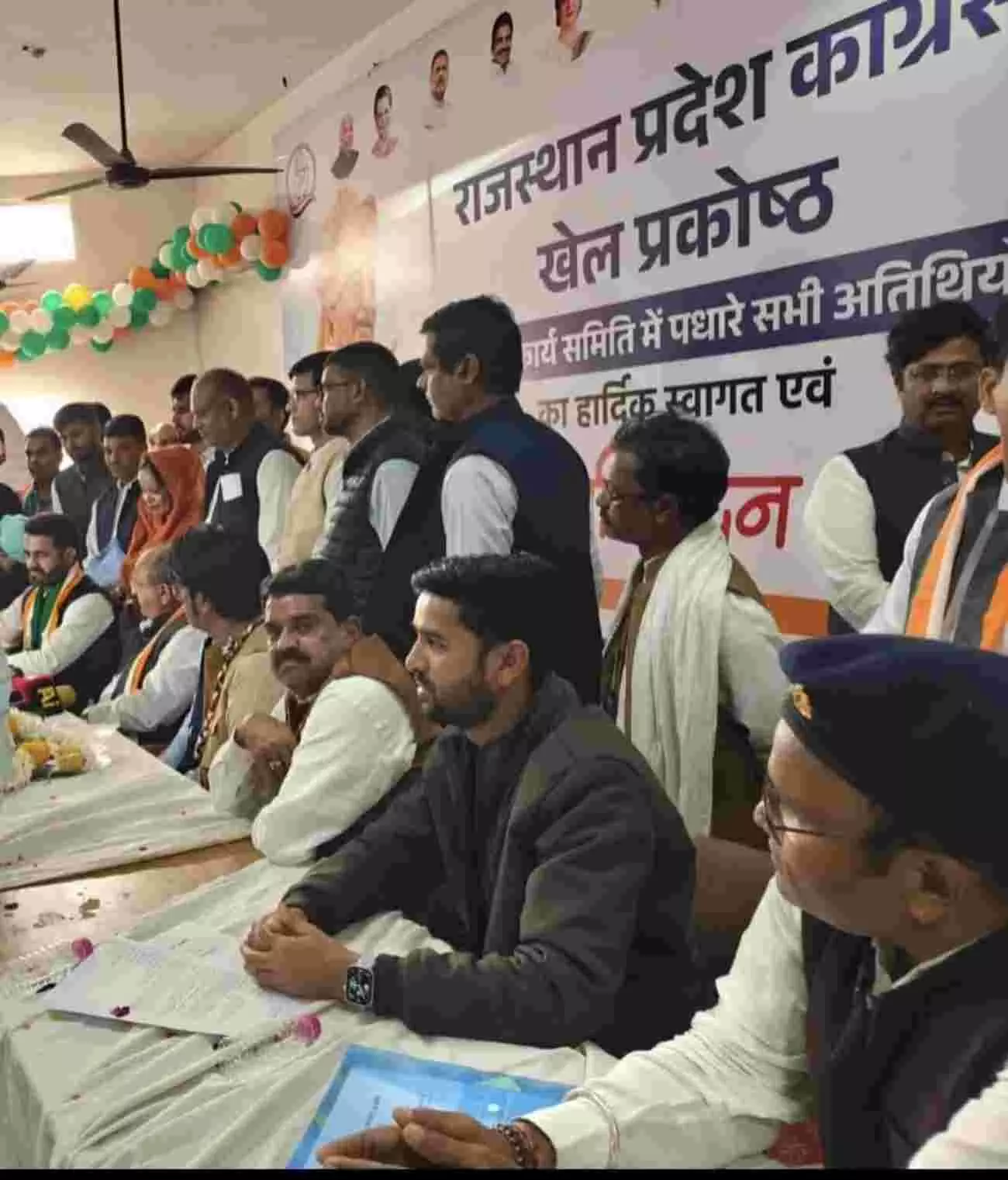 जयपुर कांग्रेस कार्यालय में खेल प्रकोष्ठ की बैठक के दौरान मंच पर बैठे अमीन पठान और वरिष्ठ नेता। जयपुर कांग्रेस कार्यालय में खेल प्रकोष्ठ की बैठक के दौरान मंच पर बैठे अमीन पठान और वरिष्ठ नेता।