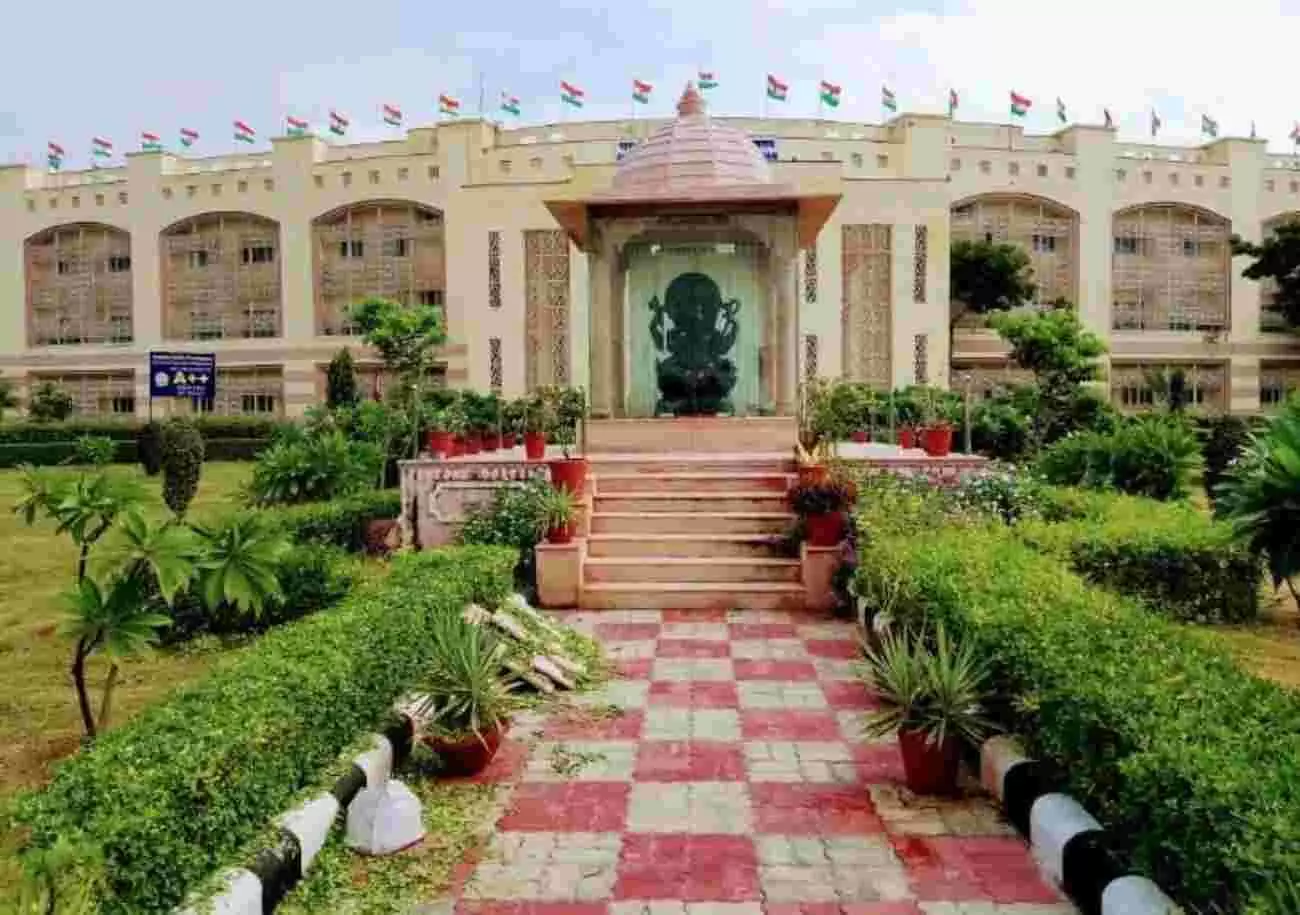 राजस्थान केंद्रीय विश्वविद्यालय के परिसर में कार्यशाला की सूचना देता हुआ आधिकारिक बैनर और मुख्य द्वार। राजस्थान केंद्रीय विश्वविद्यालय के परिसर में कार्यशाला की सूचना देता हुआ आधिकारिक बैनर और मुख्य द्वार।