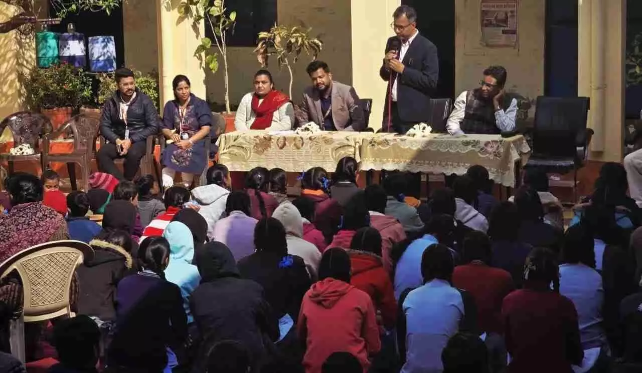 ब्यावर के राजकीय विद्यालय में एयू बैंक द्वारा जरूरतमंद छात्र-छात्राओं को स्वेटर वितरण करते अतिथि। ब्यावर के राजकीय विद्यालय में एयू बैंक द्वारा जरूरतमंद छात्र-छात्राओं को स्वेटर वितरण करते अतिथि।