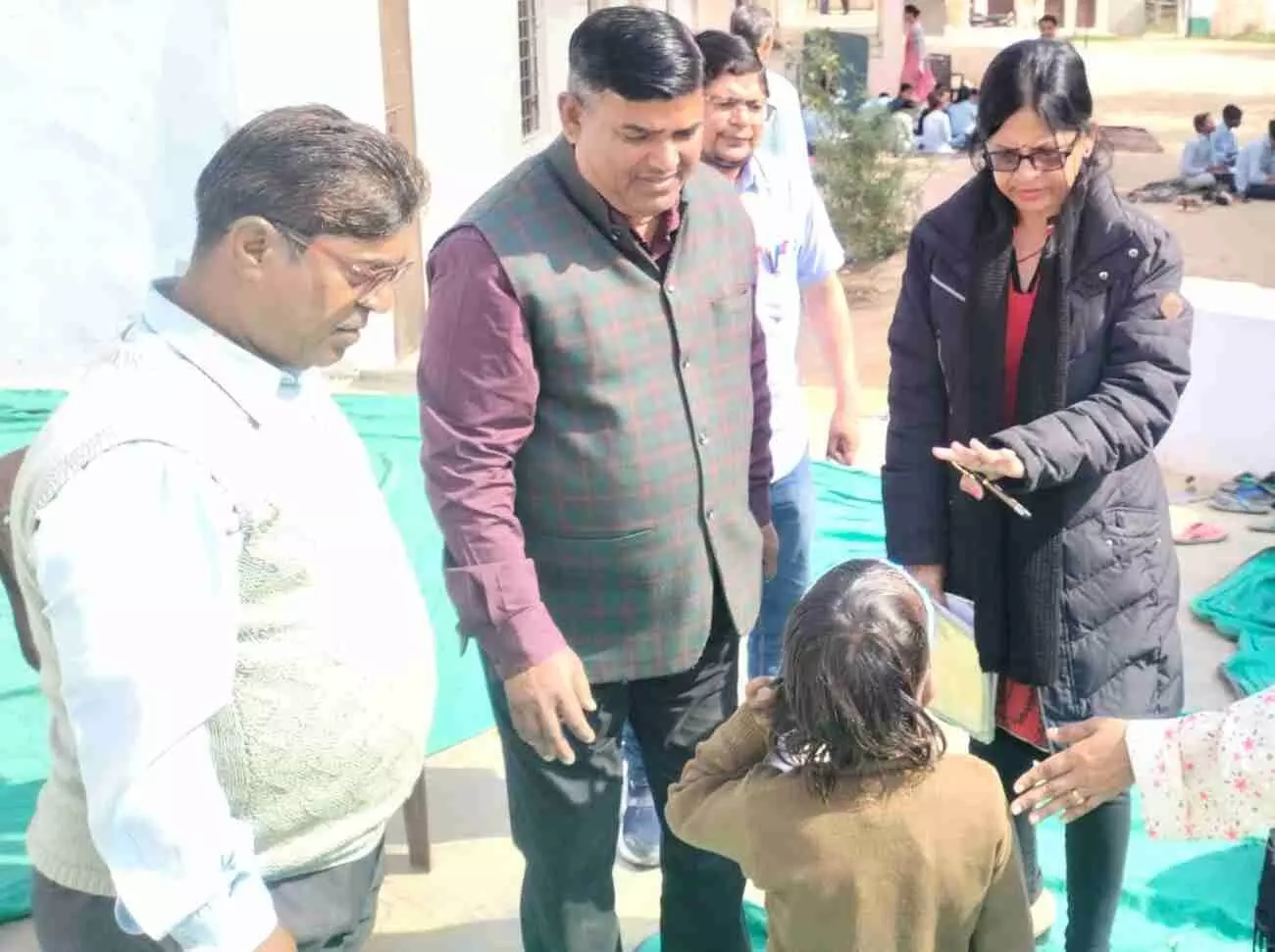 राजकीय उच्च माध्यमिक विद्यालय श्यारोली में विद्यार्थियों की वर्कबुक जांचतीं एपीसी शशिकला और उपस्थित शिक्षक। राजकीय उच्च माध्यमिक विद्यालय श्यारोली में विद्यार्थियों की वर्कबुक जांचतीं एपीसी शशिकला और उपस्थित शिक्षक।