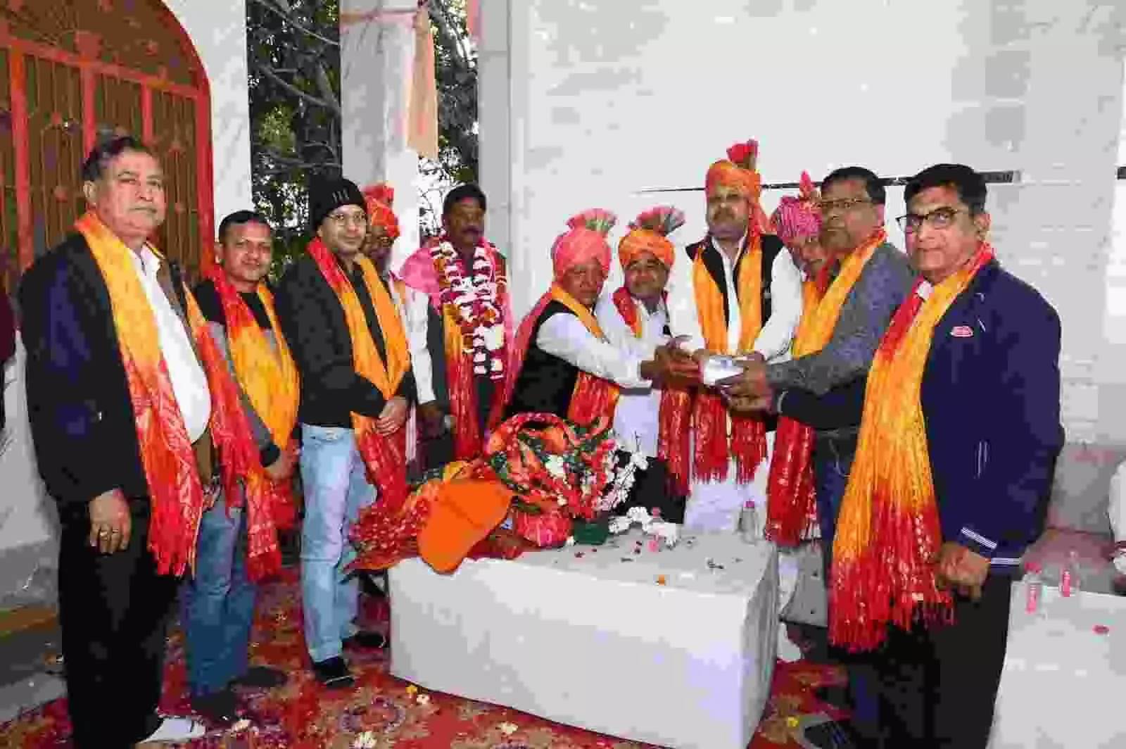 हिंडौन कृषि उपज मंडी यार्ड में व्यापार मंडल सदस्य मोक्षधाम विकास हेतु दान राशि सौंपते हुए। हिंडौन कृषि उपज मंडी यार्ड में व्यापार मंडल सदस्य मोक्षधाम विकास हेतु दान राशि सौंपते हुए।